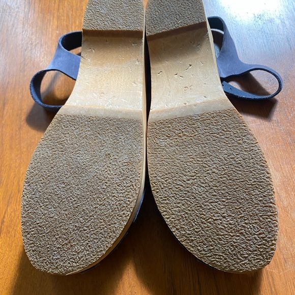 Elegant Blue Suede Sandals - Picture 2 of 10